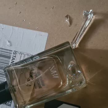 Kırık Parfüm Şişeleri: Beklenmedik İhmalkarlık