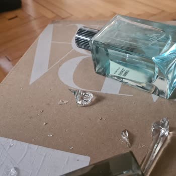 Kırık Parfüm Şişeleri: Beklenmedik İhmalkarlık