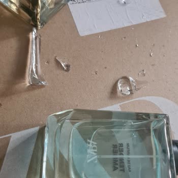 Kırık Parfüm Şişeleri: Beklenmedik İhmalkarlık