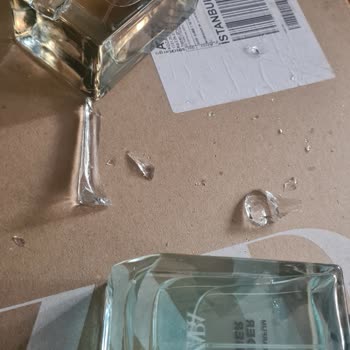 Kırık Parfüm Şişeleri: Beklenmedik İhmalkarlık