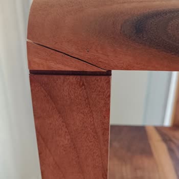 Yanlış Renk Koltuk Ve Çatlak Kitaplık Sorunu