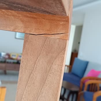 Yanlış Renk Koltuk Ve Çatlak Kitaplık Sorunu