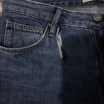 Colin's Kot Pantolonun Kalitesizliği Şaşırtıyor
