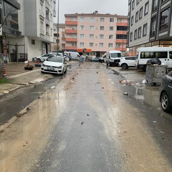 Yağmurda Çamur İçinde Kalan Sokak Ve İlgisiz Belediye Yetkilileri