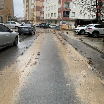 Yağmurda Çamur İçinde Kalan Sokak Ve İlgisiz Belediye Yetkilileri