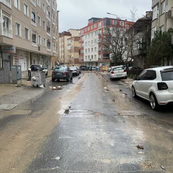 Yağmurda Çamur İçinde Kalan Sokak Ve İlgisiz Belediye Yetkilileri