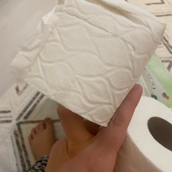 Sofia Tuvalet Kağıdında Yabancı Maddelerle Karşılaştım