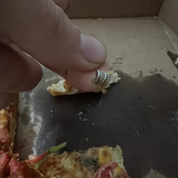 Domino's Pizzada Şok Eden Küpe Sürprizi