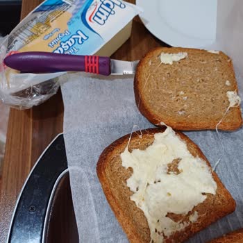 Kaşar Peyniri Skandalı: Çökeleğe Dönüşen Tost!