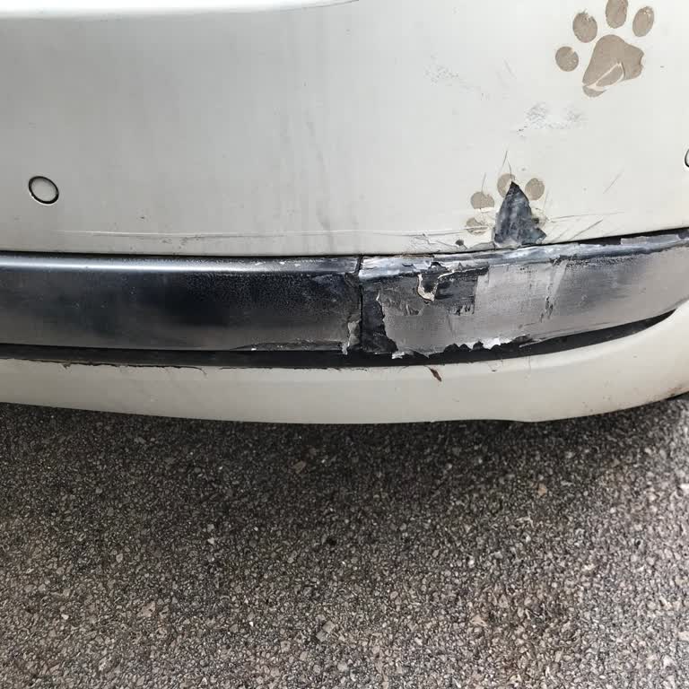 A101 Mağazası Önünde Aracıma Çarpan Lojistik Aracı Ve İlgisiz Tavır