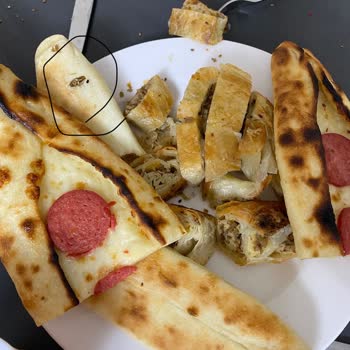 Saray Börek (Küçükçekmece) Pidede Böcek Olduğunu Hamur İle Birlikte Piştiğini Fark Ettik