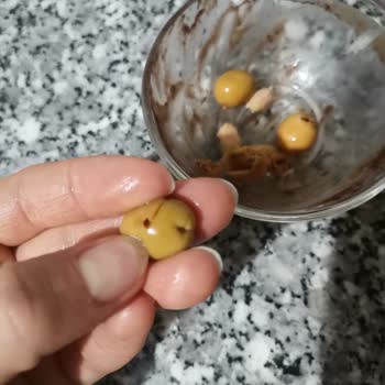 Zeytin Kavanozunda Larva Şoku!
