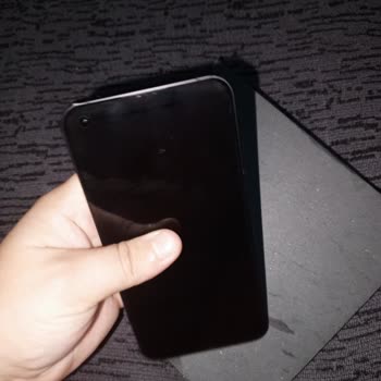 Çizik Ve Ağır Telefonla Karşılaştım