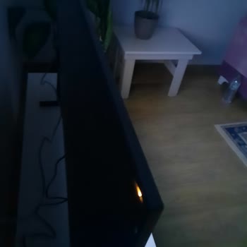 Yeni Samsung TV'de Kırık Ve Işık Sızması Sorunu