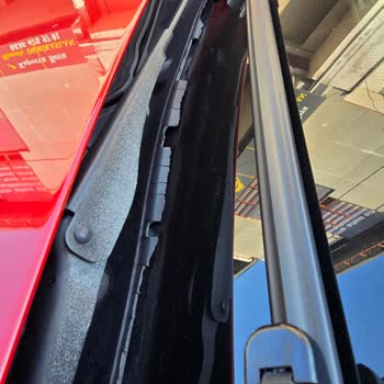 BMW 320i Sportline Ön Cam Altı Plastik Sorunu