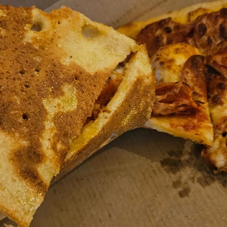 Yanık Ve Çiğ Hamurla Gelen Pizza Deneyimi