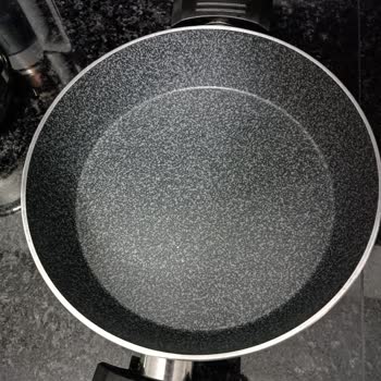 Granit Tencerenin Kaplaması Soyuluyor: Sağlık Riski Ve Değişim Talebi