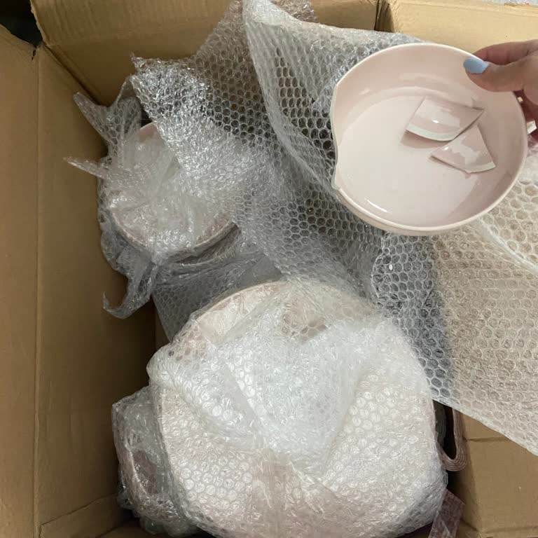 Kırık Tabak Seti Ve İlgisiz Müşteri Hizmetleri