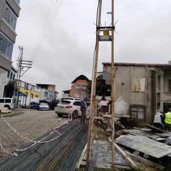 Elektrik Direği Tehlike Saçıyor!