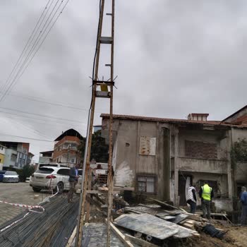 Elektrik Direği Tehlike Saçıyor!