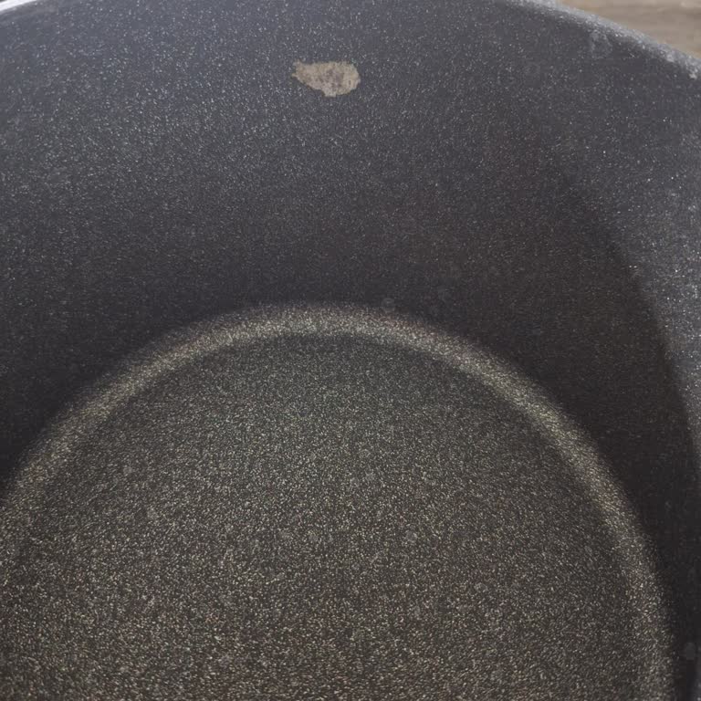 Emsan Tenceremin Kenarları Soyuluyor