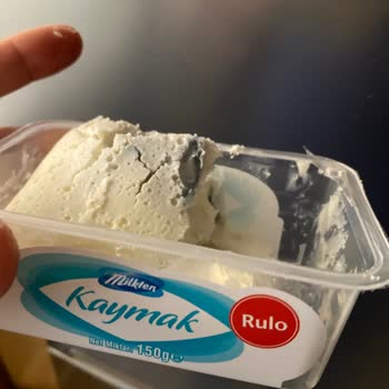 A101'den Alınan Rulo Kaymakta Küflenme Ve Renk Değişimi