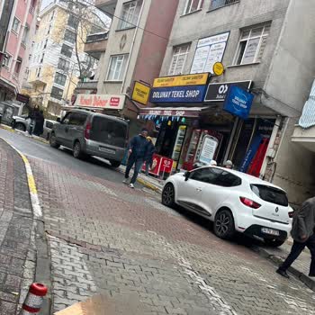 Kaldırımları İşgal Eden Araçlar Ve Dubalar