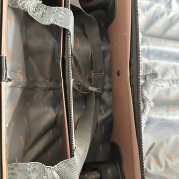 Kullanılmamış Valiz Setinde Şeritlerin Dağılması Ve Firma İlgisizliği