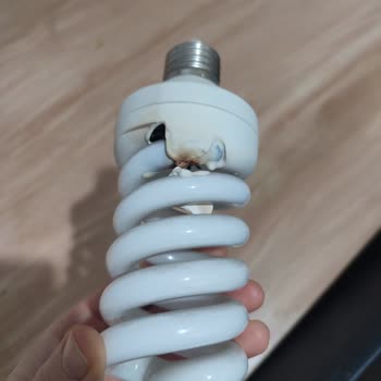 Tehlike Saçan Kalitesiz Ampul