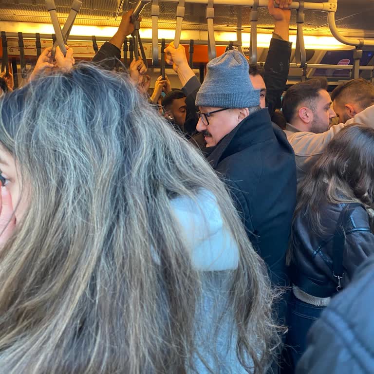 Esenler Metro İstasyonu'nda Uzun Bekleme Süreleri