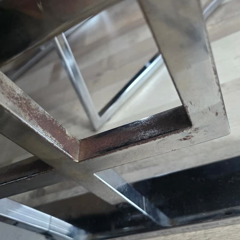 Paslanan Masa Ayakları Ve İlgisiz Müşteri Hizmetleri