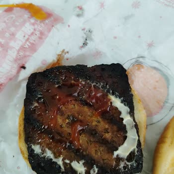 Yanık Burger Ve İlgisiz Müşteri Hizmetleri