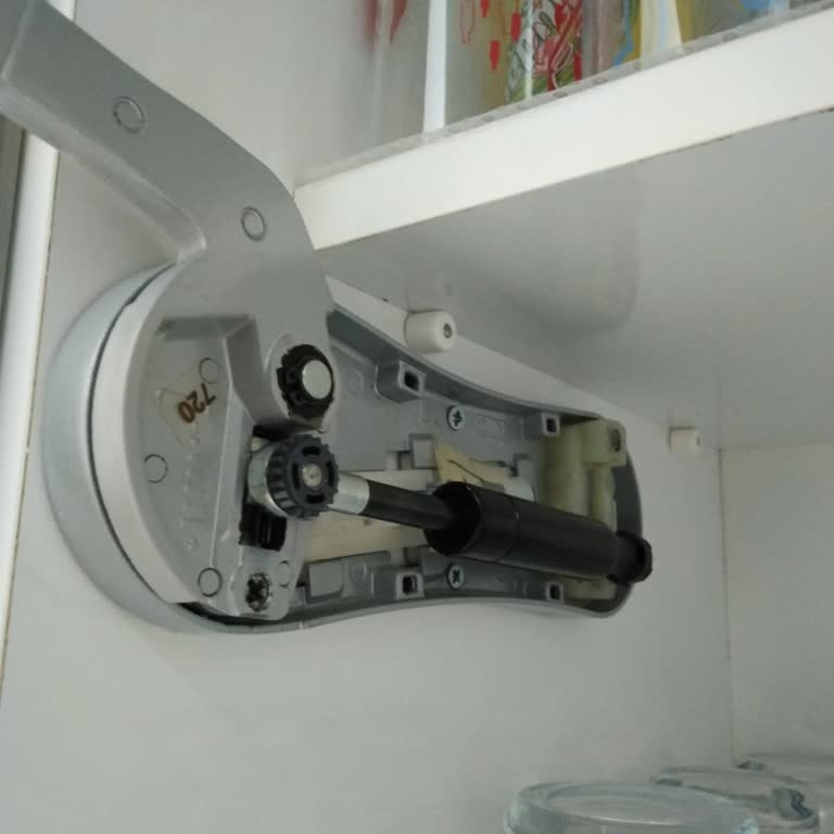 Mutfak Dolap Kapağındaki Amortisör Sorunu