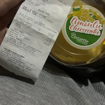 Tarihi Geçmiş Ürün Ve İlgisiz Mağaza Personeli