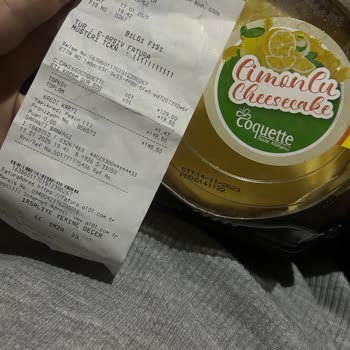 Tarihi Geçmiş Ürün Ve İlgisiz Mağaza Personeli