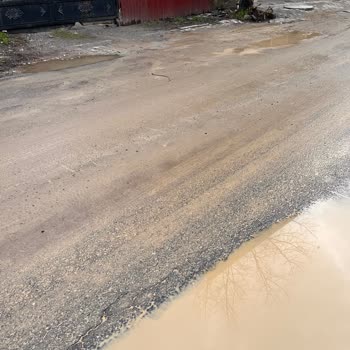 Çamurlu Yollar Ve Kaldırım Eksikliği Günlük Hayatı Zorlaştırıyor