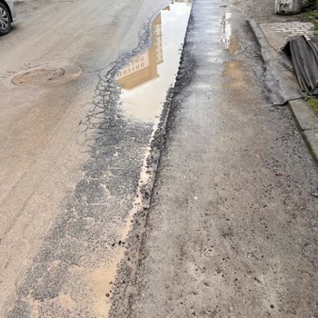 Çamurlu Yollar Ve Kaldırım Eksikliği Günlük Hayatı Zorlaştırıyor