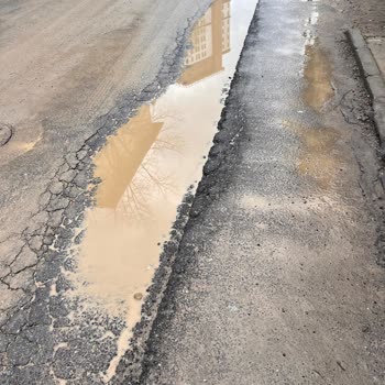 Çamurlu Yollar Ve Kaldırım Eksikliği Günlük Hayatı Zorlaştırıyor
