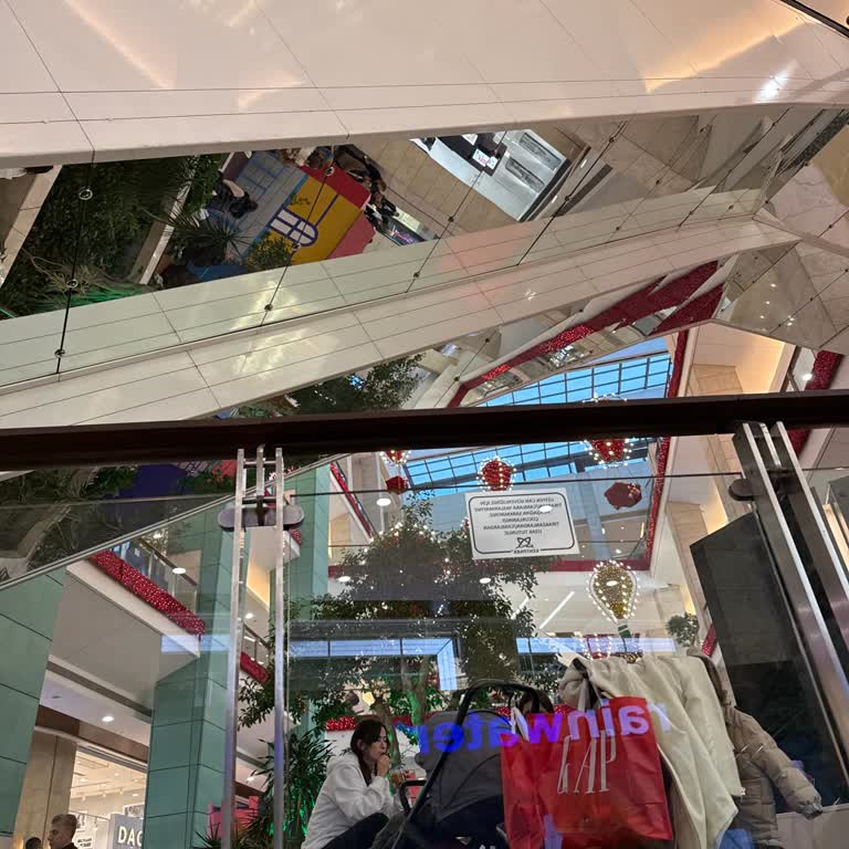 Zara Mağazasında Bekleyiş Ve Hayal Kırıklığı