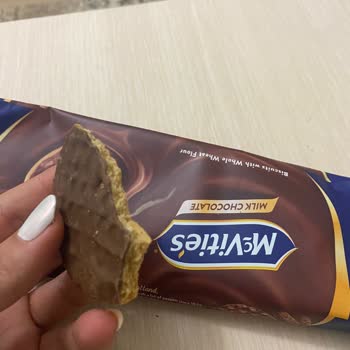Mcvities Bisküvisinden Çıkan Plastik İp Şok Etkisi Yarattı