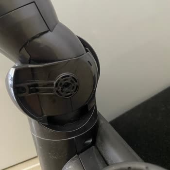 Dyson V15 Detect Süpürge: Kendi Kendine Kırılan Yan Tekerler Ve Müşteri Mağduriyeti