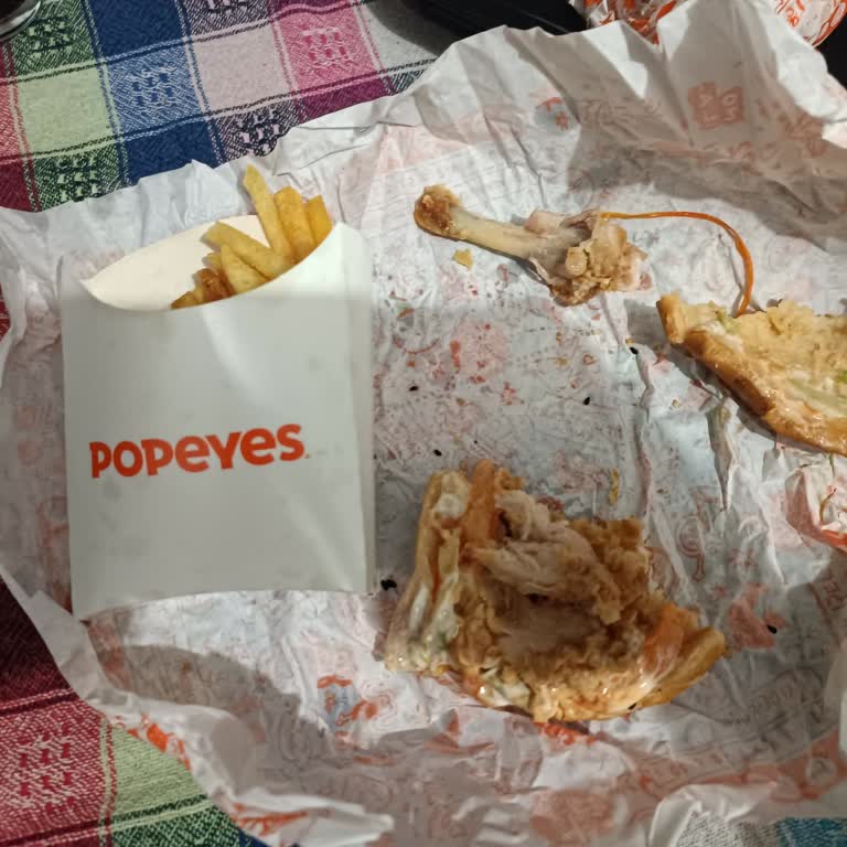 Popeyes Siparişimde Büyük Bir Tavuk Kemiği Şoku