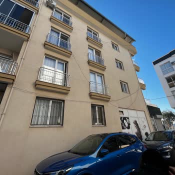 Apartman Dış Cephesindeki Dağınık İnternet Kabloları
