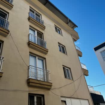 Apartman Dış Cephesindeki Dağınık İnternet Kabloları