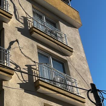 Apartman Dış Cephesindeki Dağınık İnternet Kabloları