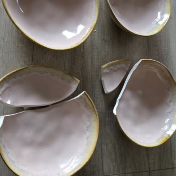 Kırık Tabaklar Ve İlgisiz Müşteri Hizmeti