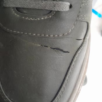 FLO'dan Aldığım Ayakkabı Kısa Sürede Yıprandı