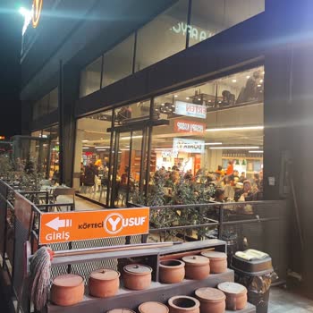 Köfteci Yusuf'ta İlgisiz Hizmet Ve Uzun Bekleyiş