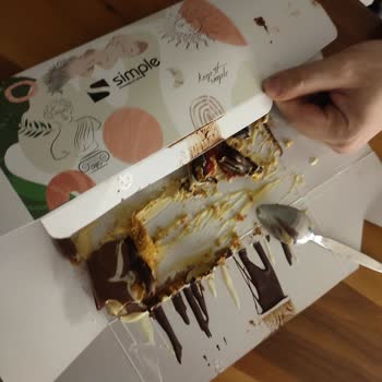 Pandora Tatlısı Hijyen Skandalı: Çikolata Akıntısı