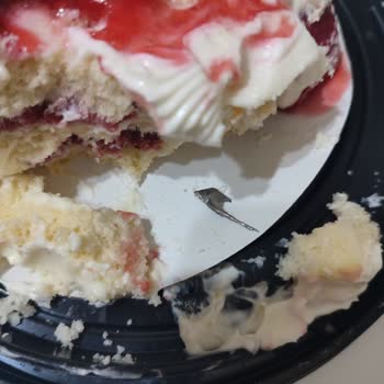 Çilekli Pasta İçinden Çıkan Tehlike